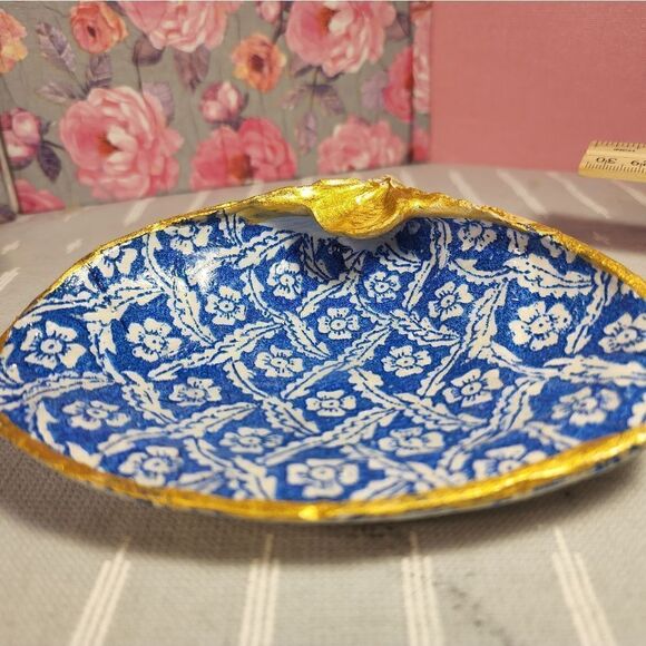 DECOUPAGE CLAM SHELL DECOUPAGE BLUE PATTERN ON A CLAM SHELL TRINKET DISH - Picture 7 of 11